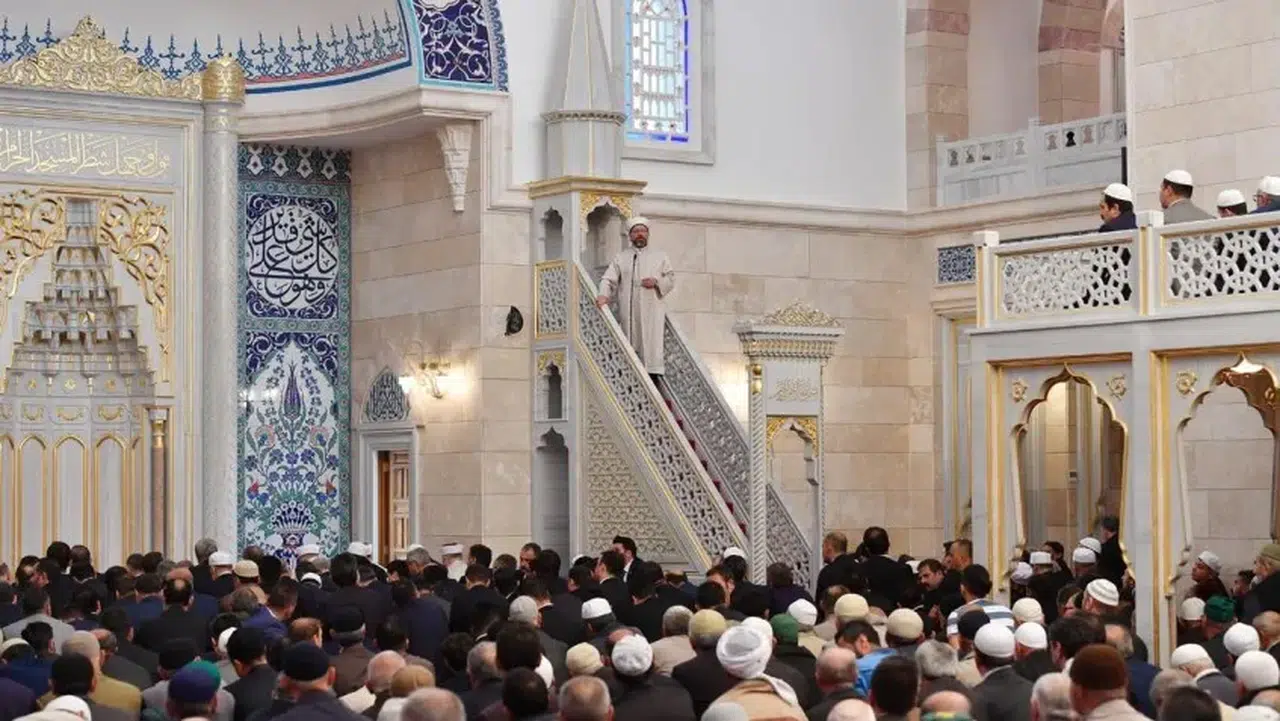 Diyanet’ten Cuma Hutbesi: “Kul Hakkı Ateşten Gömlektir”