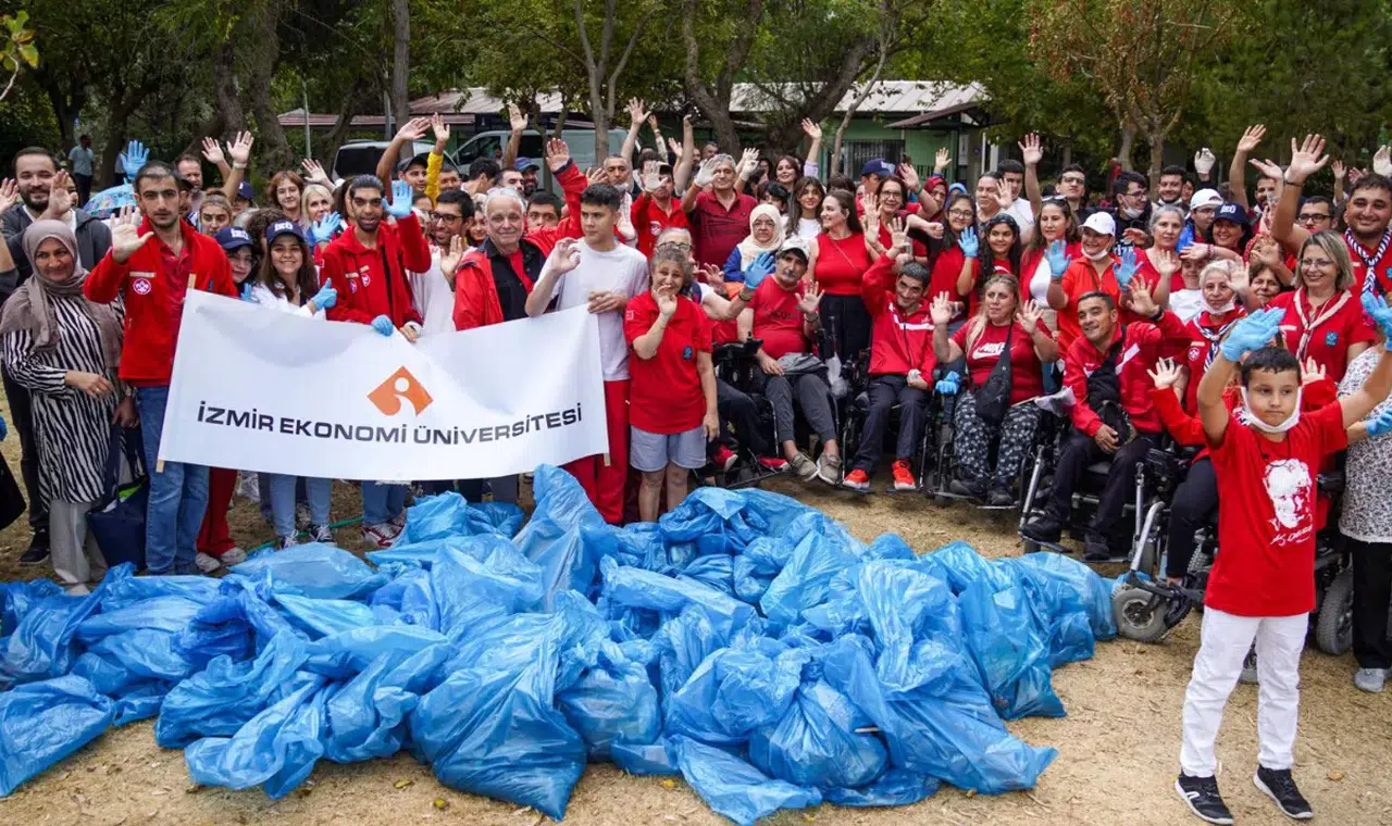 İzmir'de uluslararası plaj temizliği rekoru için büyük katılım, Japonya'dan destek geldi