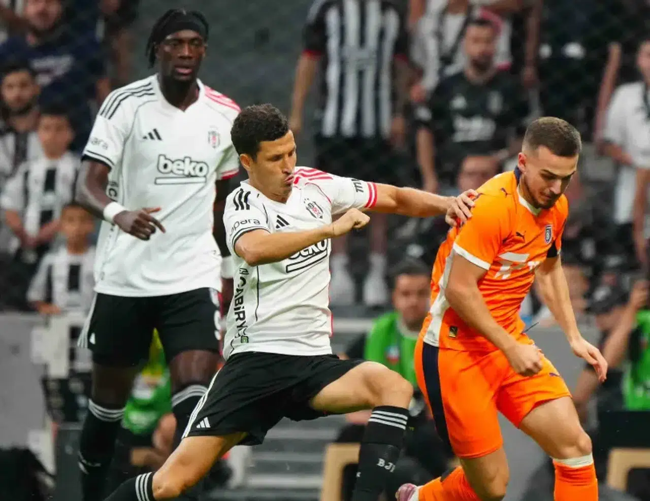 Beşiktaş, Başakşehir'i 2-1 yenerken son dakikada 3 puanı kurtardı