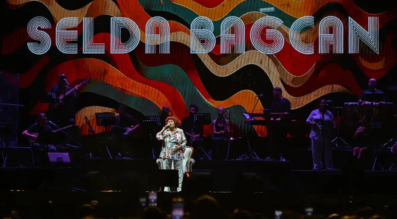 Selda Bağcan, İzmir Fuarı'nda unutulmaz bir konser vererek müzik severlere keyifli anlar yaşattı