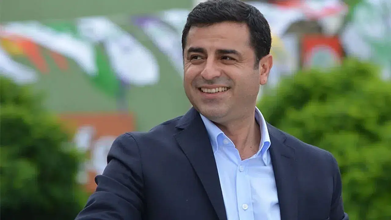 Selahattin Demirtaş Diyarbakır'da yargılanıyor: Siyasi yasak ve 15 yıla kadar hapis cezası isteniyor