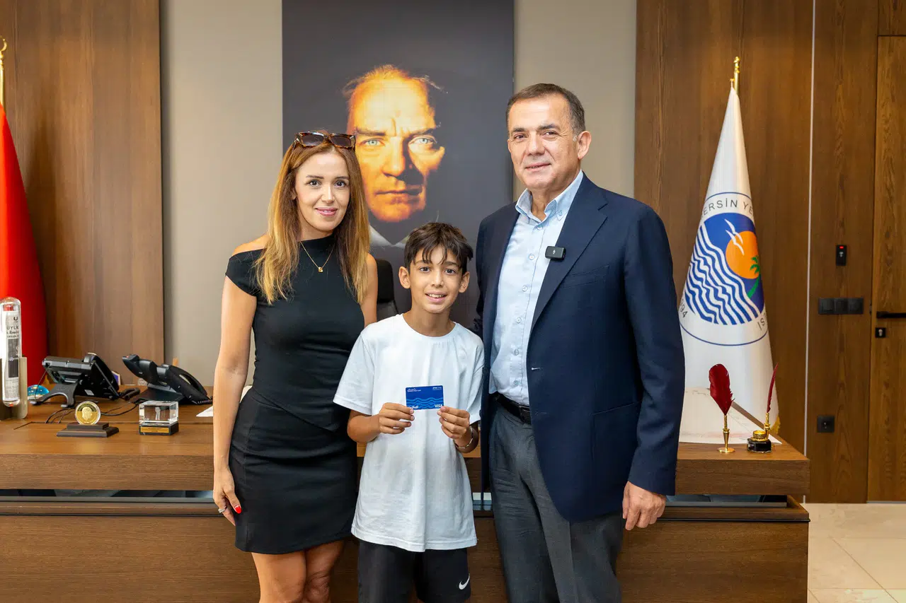 11 yaşındaki Aras, çöplerle çevre duyarlılığını artıran kampanyasıyla Başkan Özyiğit'le buluştu