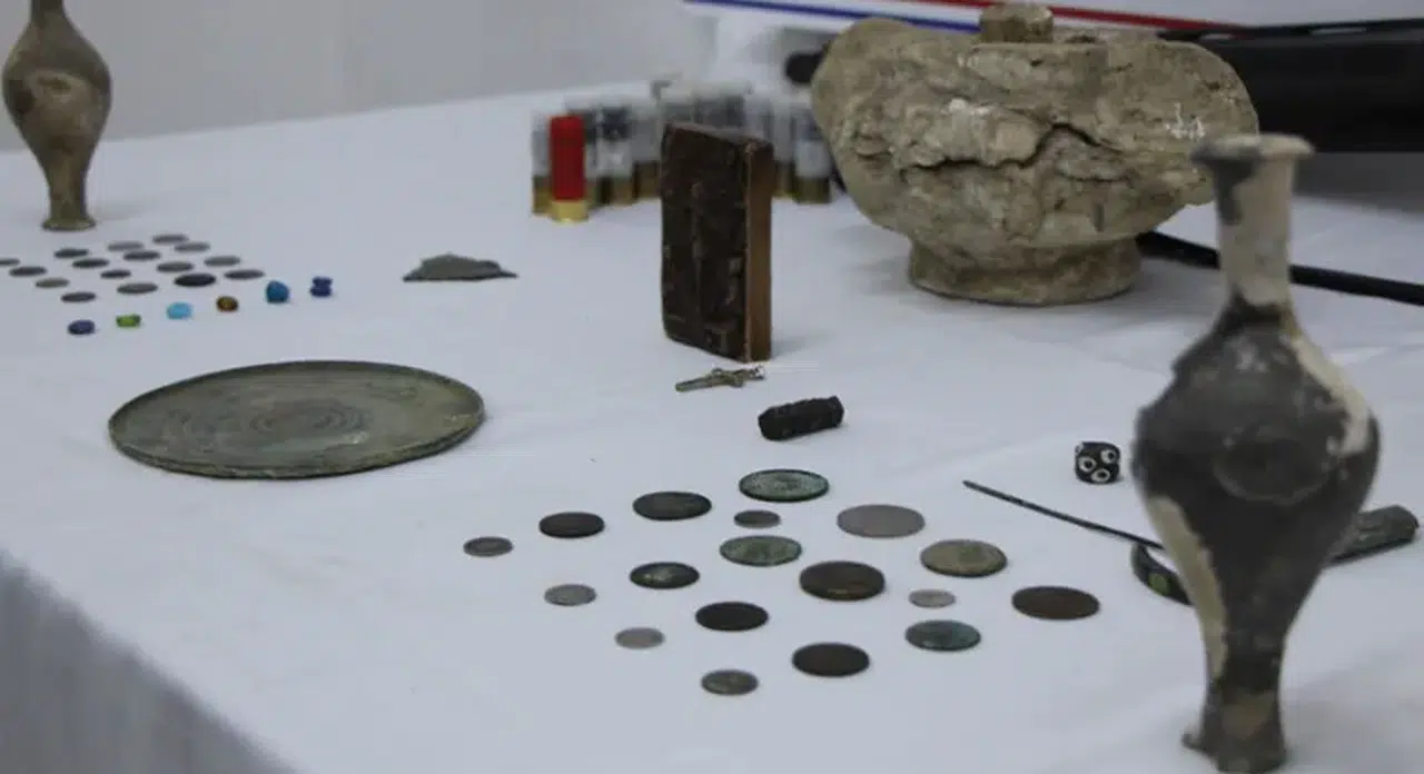 Tarla sürerken bulduğu hazineyi satmaya çalışırken yakalandı