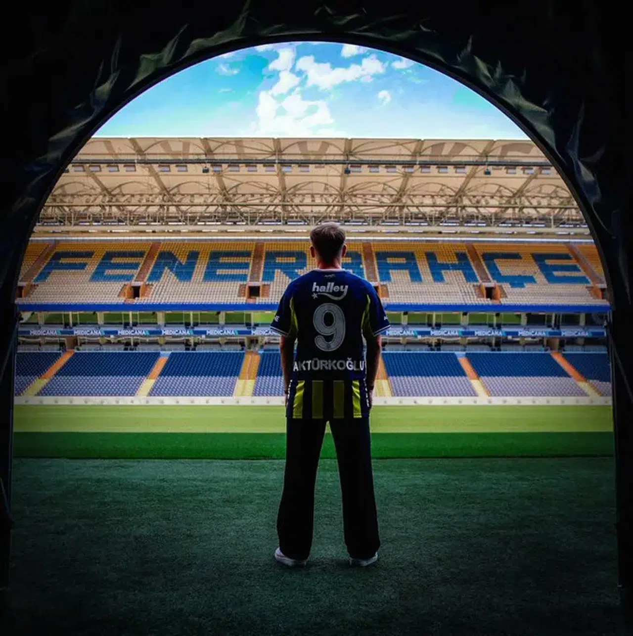 Kerem Aktürkoğlu, Fenerbahçe ile 4 yıllık sözleşme imzaladı: 9 numaralı formayı giyecek