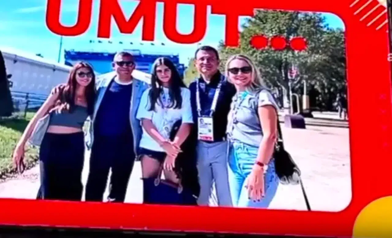 Cumhurbaşkanı Erdoğan'ın New York'ta  olduğu sırada Times Meydanı'nda İmamoğlu ve Özel’in aile fotoğrafı