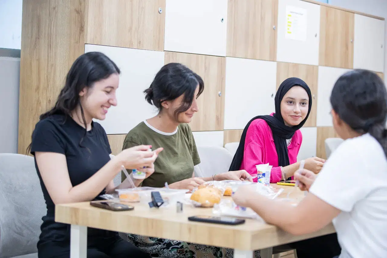 İzmir Büyükşehir'den üniversite öğrencilerine barınma ücretlerinde zam yok, 2 bin TL ile konaklama imkanı!