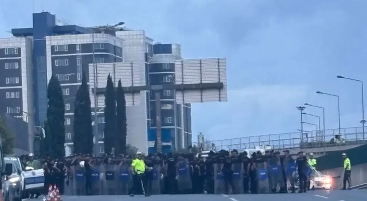 CHP İstanbul Başkanlığı'na çevik kuvvet geldi