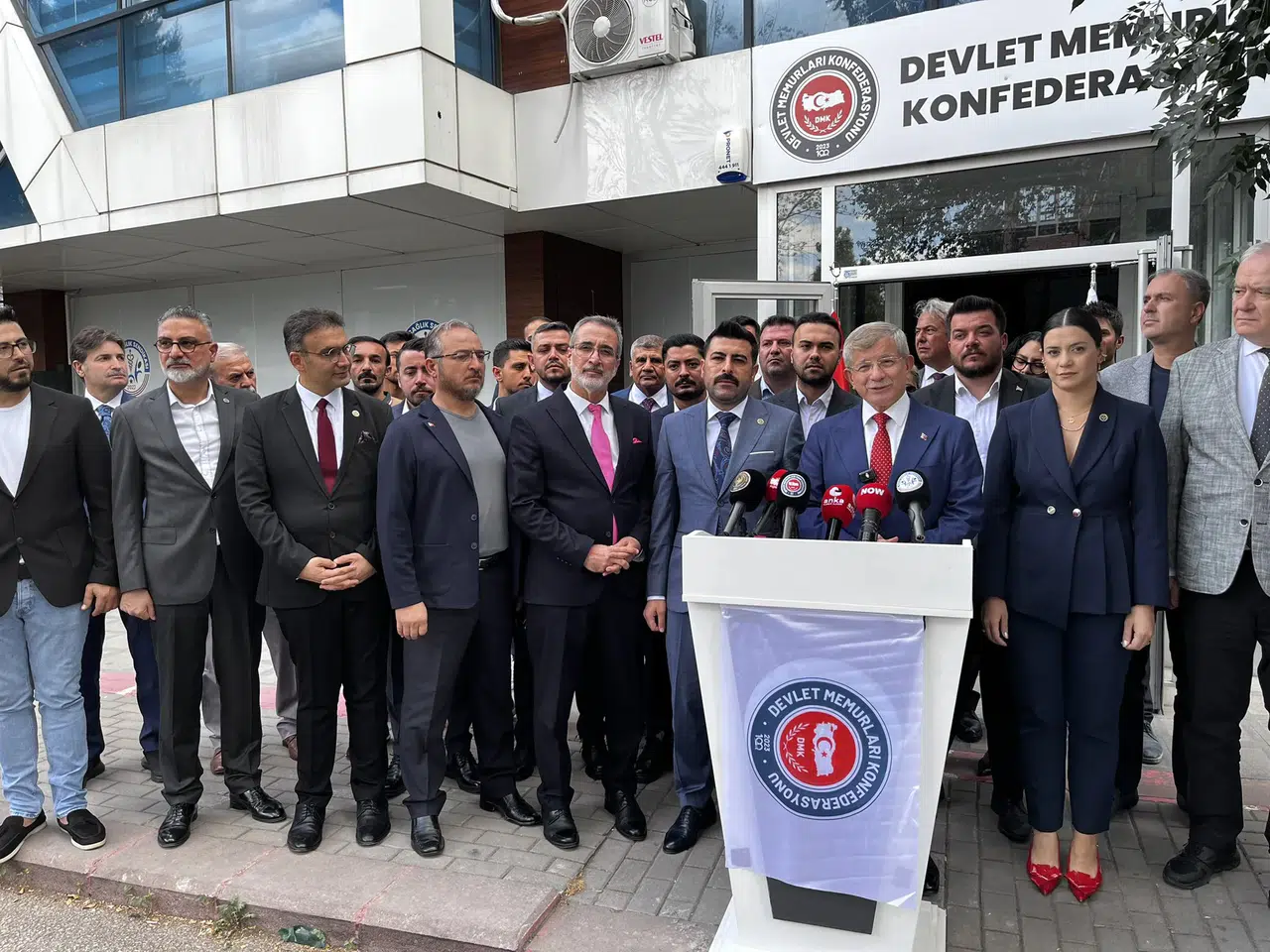 Ahmet Davutoğlu: Bizlerin tek talebi memur artık geçim sıkıntısı yaşamasın