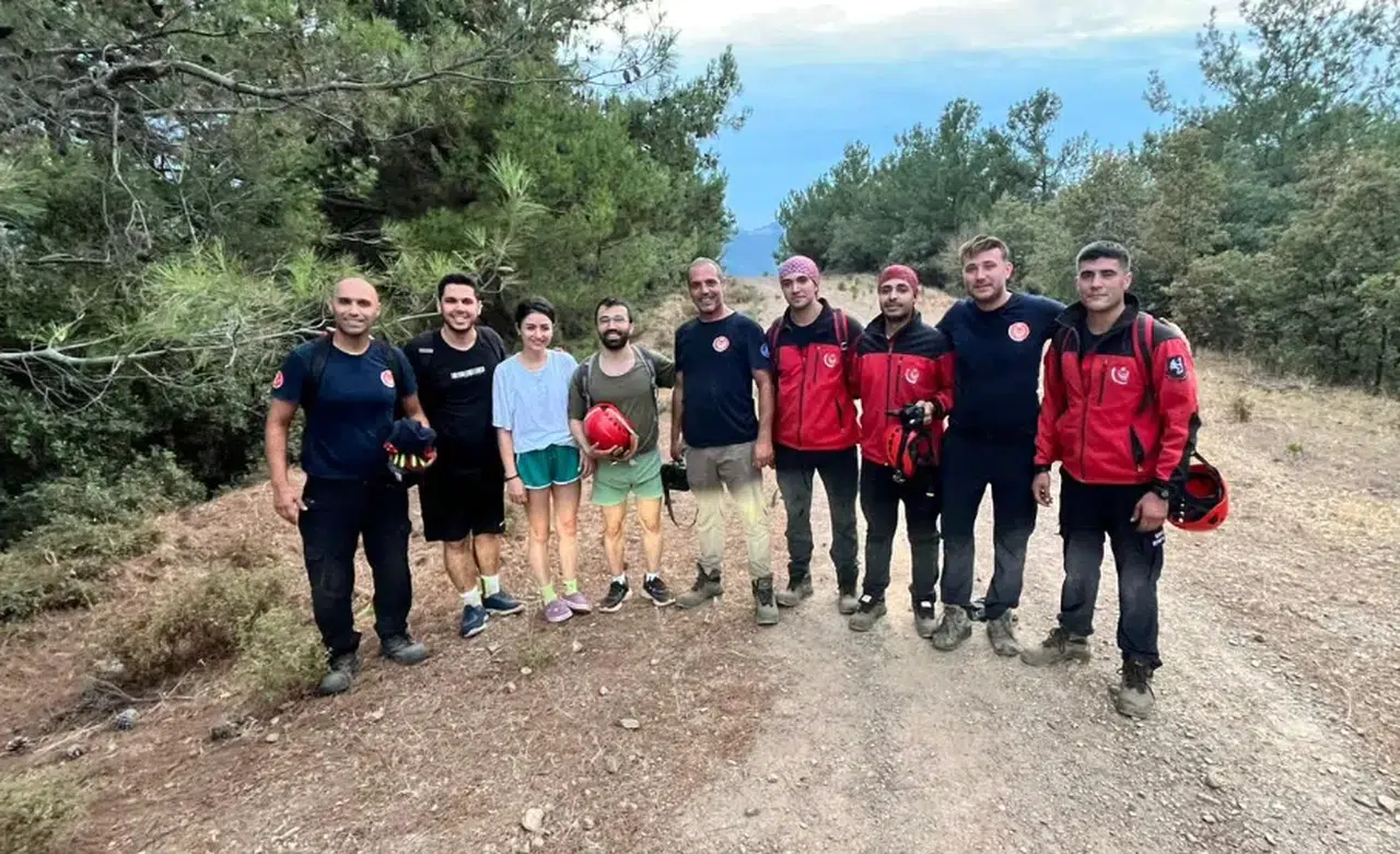 İzmir İtfaiyesi kayalıklarda mahsur kalan üç genci kurtardı