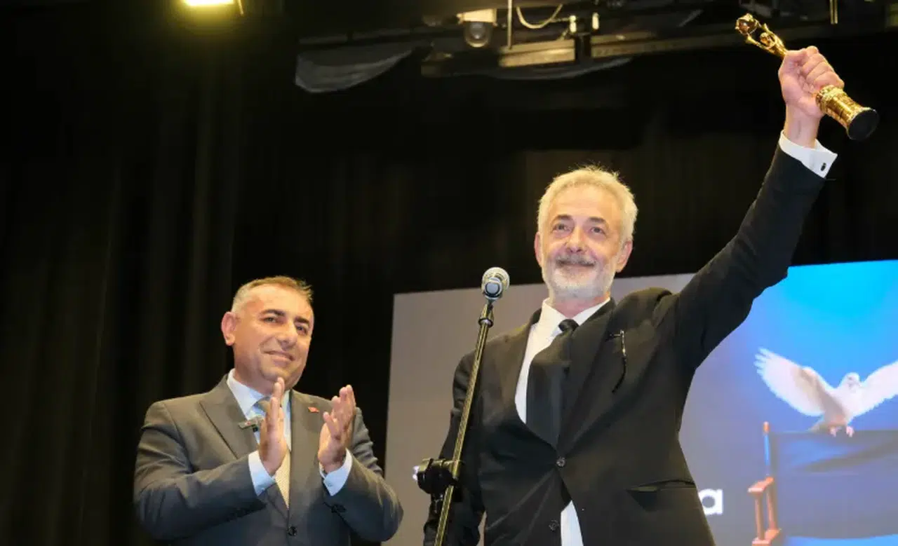 Adana Altın Koza Festivali'nde Mehmet Aslantuğ ve Meral Orhonsay'a Onur Ödülü verildi, Zeydan Karalar'a selam gönderildi