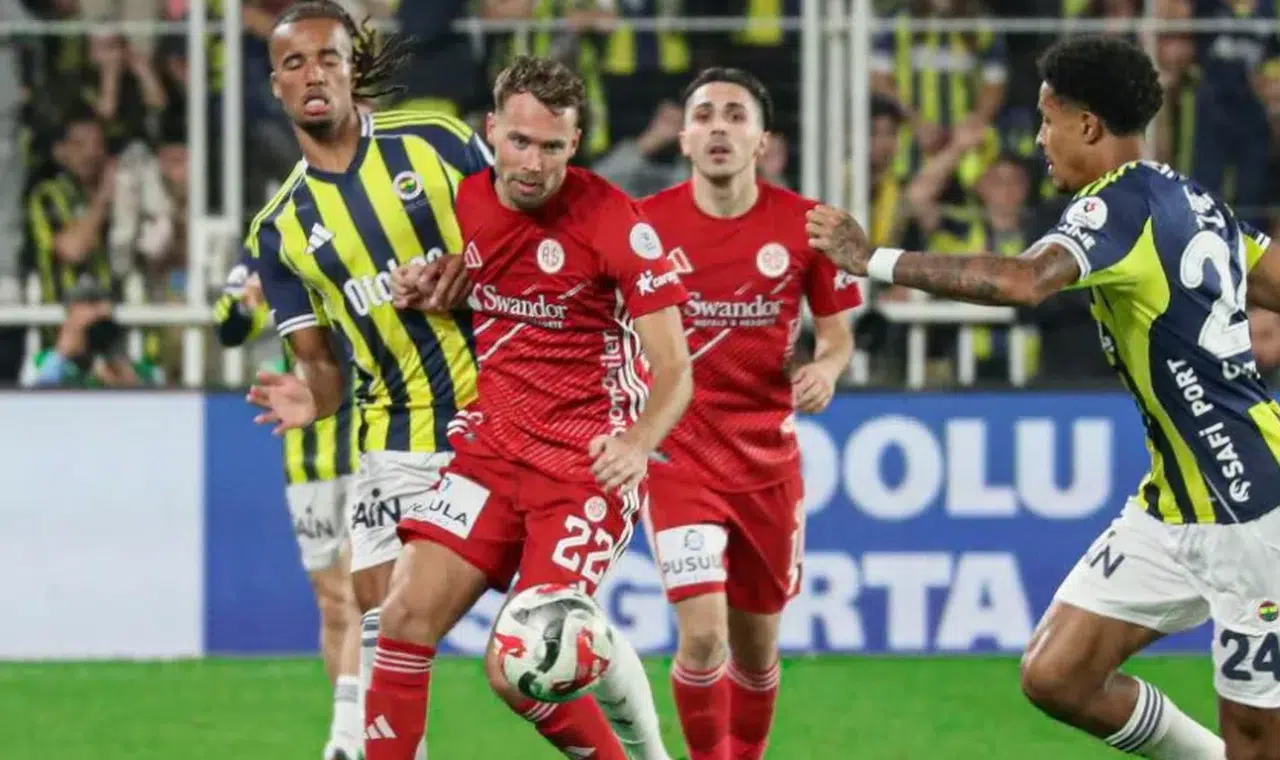 Fenerbahçe, Antalyaspor'u 2-0 yenerek Süper Lig'de 3 puanı kaptı