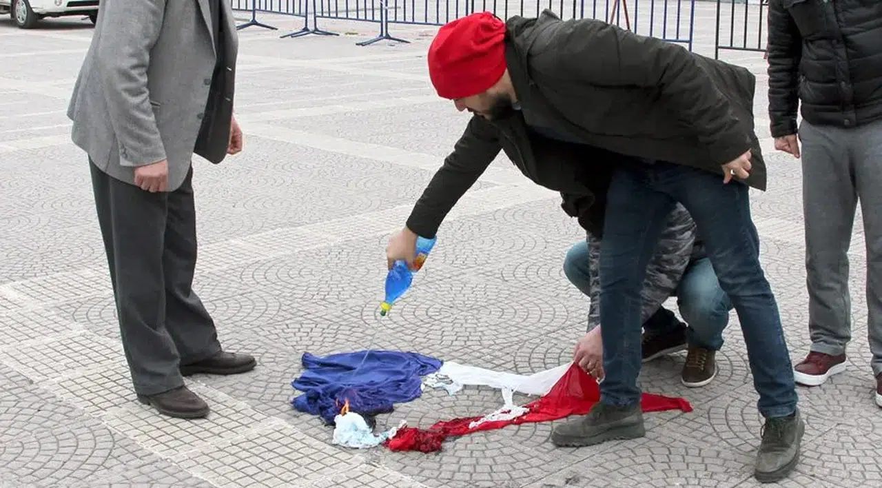 Hollanda bayrağı sanıp Fransa bayrağı yaktılar