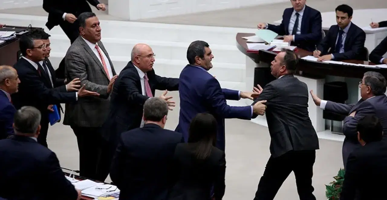 Meclis'te madalya krizi!