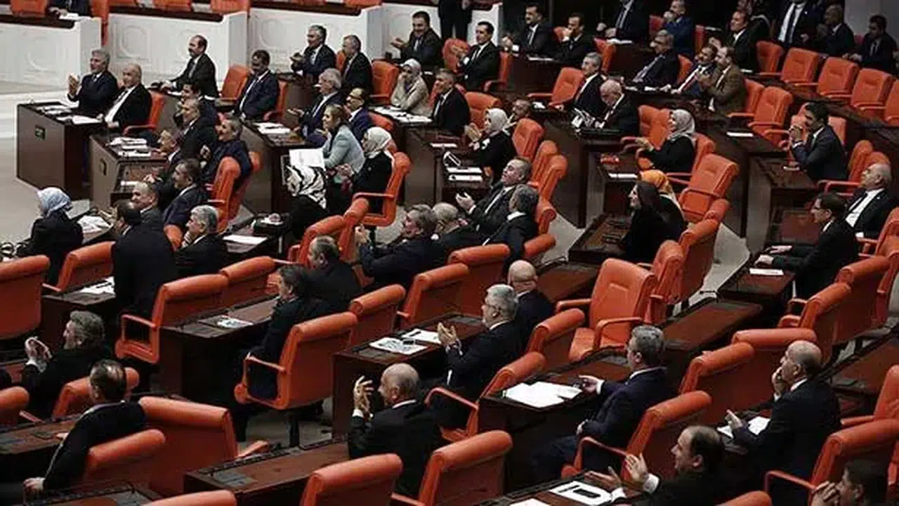 Yardımcı doçentlik kalktı! Meclis'te kabul edildi