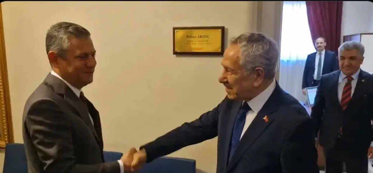 Özgür Özel, Bülent Arınç’ı Meclis’te Ziyaret Ederek Baş Başa Görüştü