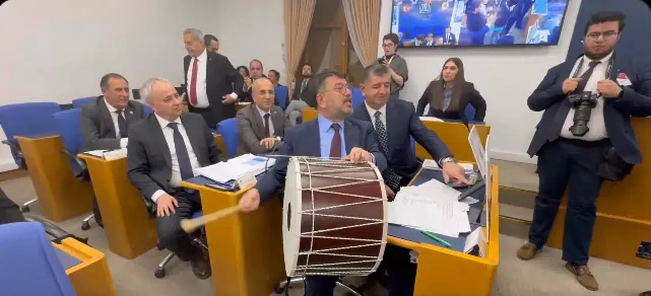 CHP'li Veli Ağbaba'dan emekli ikramiyesi için Meclis'te davullu çağrı: "Emeklinin sesini duyun!"