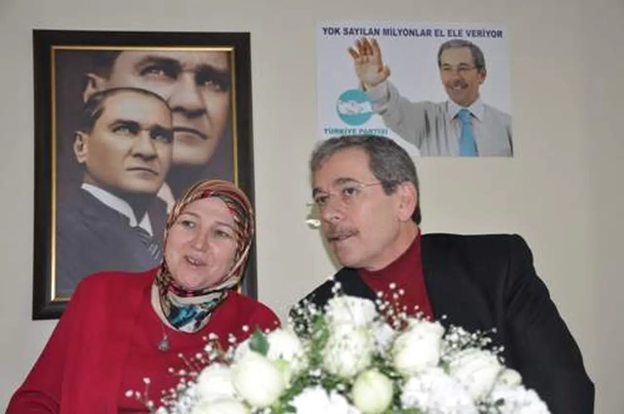 Abdüllatif Şener'in Eşi Berrin Şener Kimdir?