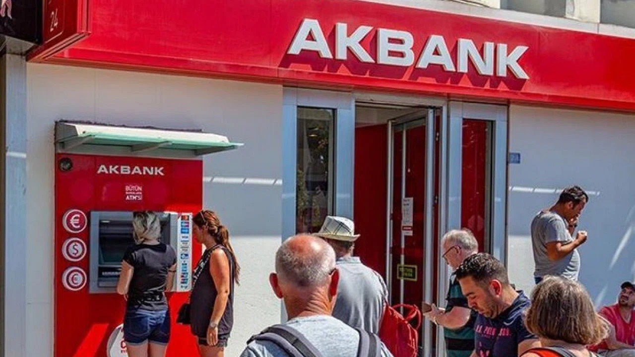 Akbank’tan Maaş Müşterilerine Anında Nakit Fırsatı! 3 Ay Ertelemeli Kredi Başladı