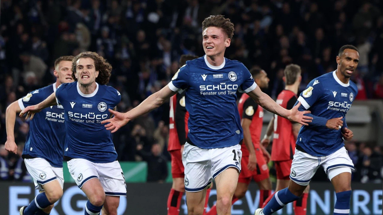 Bayer Leverkusen Almanya DFB Kupası yarı final maçında 3. lig takımı Bielefeld'e elendi