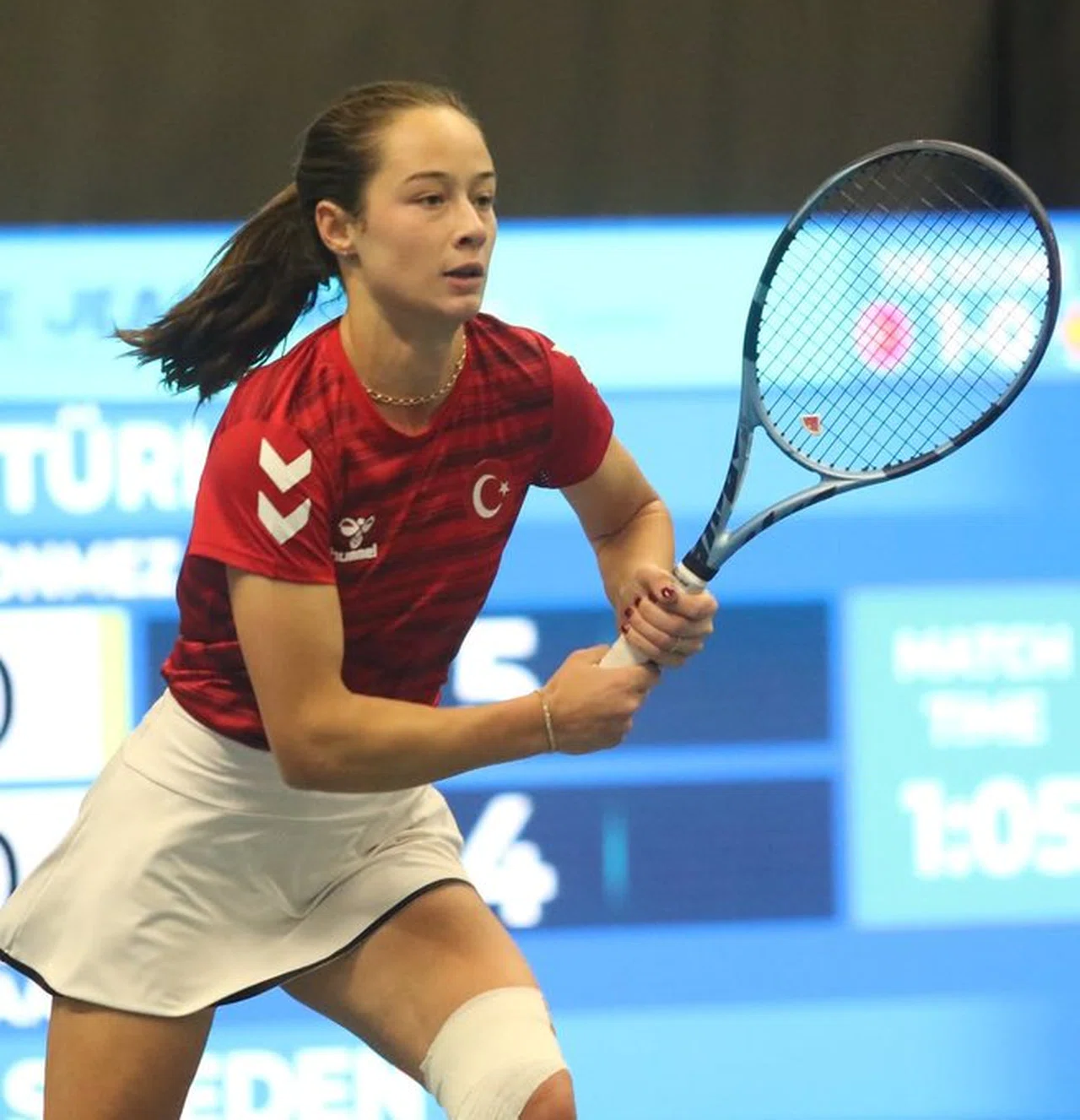 Milli Tenisçimiz Zeynep Sönmez, Anna Bondar'ı 2-0 yenerek Milli Takımımızı play-off'lara taşıdı