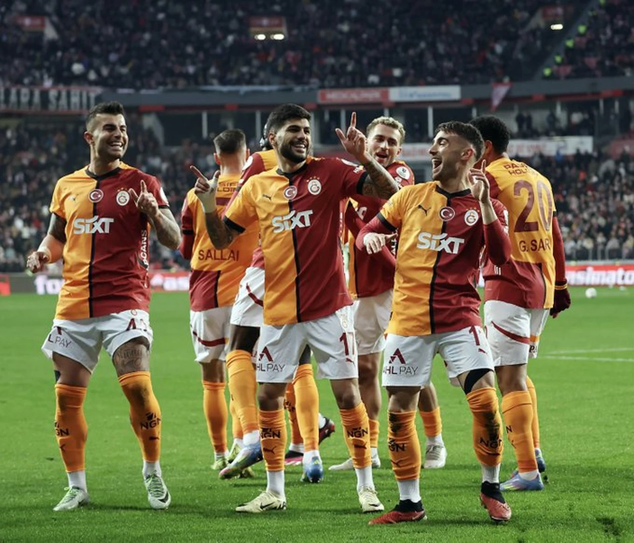 Lider Galatasaray Samsunspor'u 2-0 yendi!