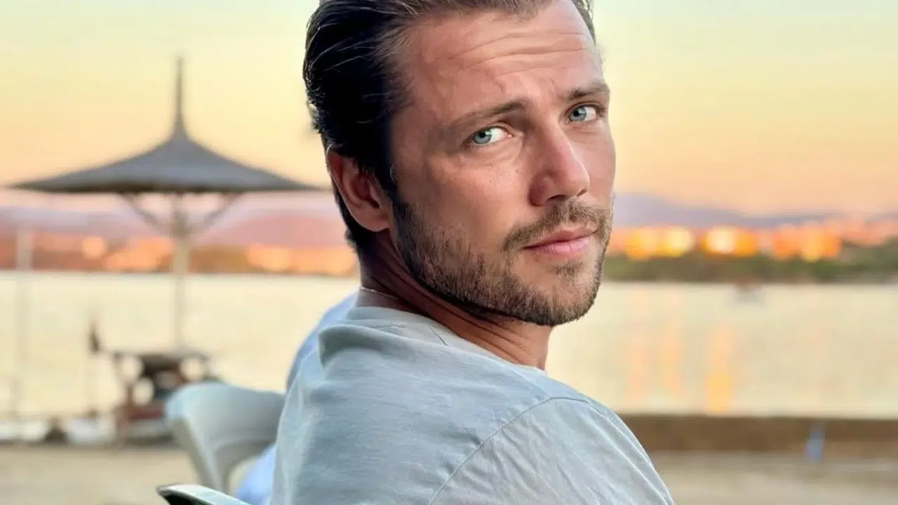 Tolga Sarıtaş Sessizliğini Reklamla Bozdu