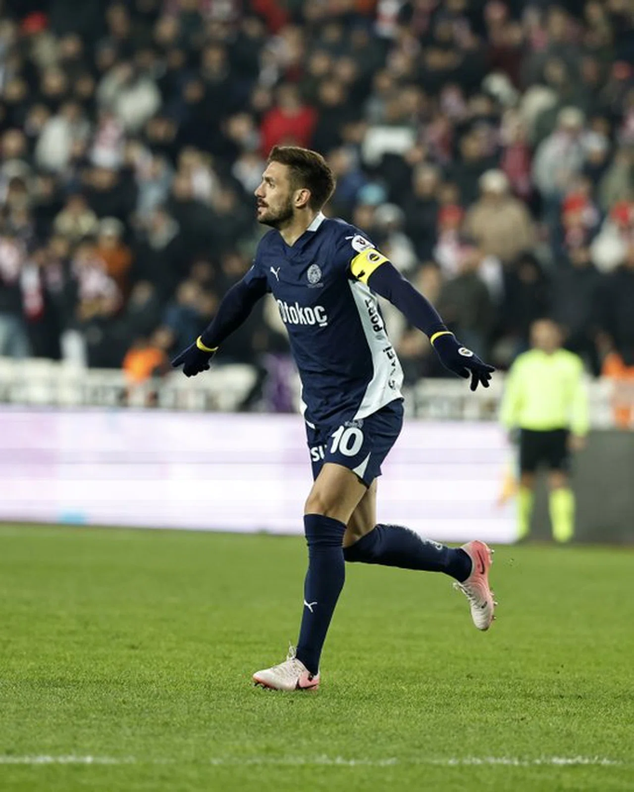 Sivasspor maçını 3-1 kazanan Fenerbahçe, Galatasaray ile puan farkını 3'e düşürdü