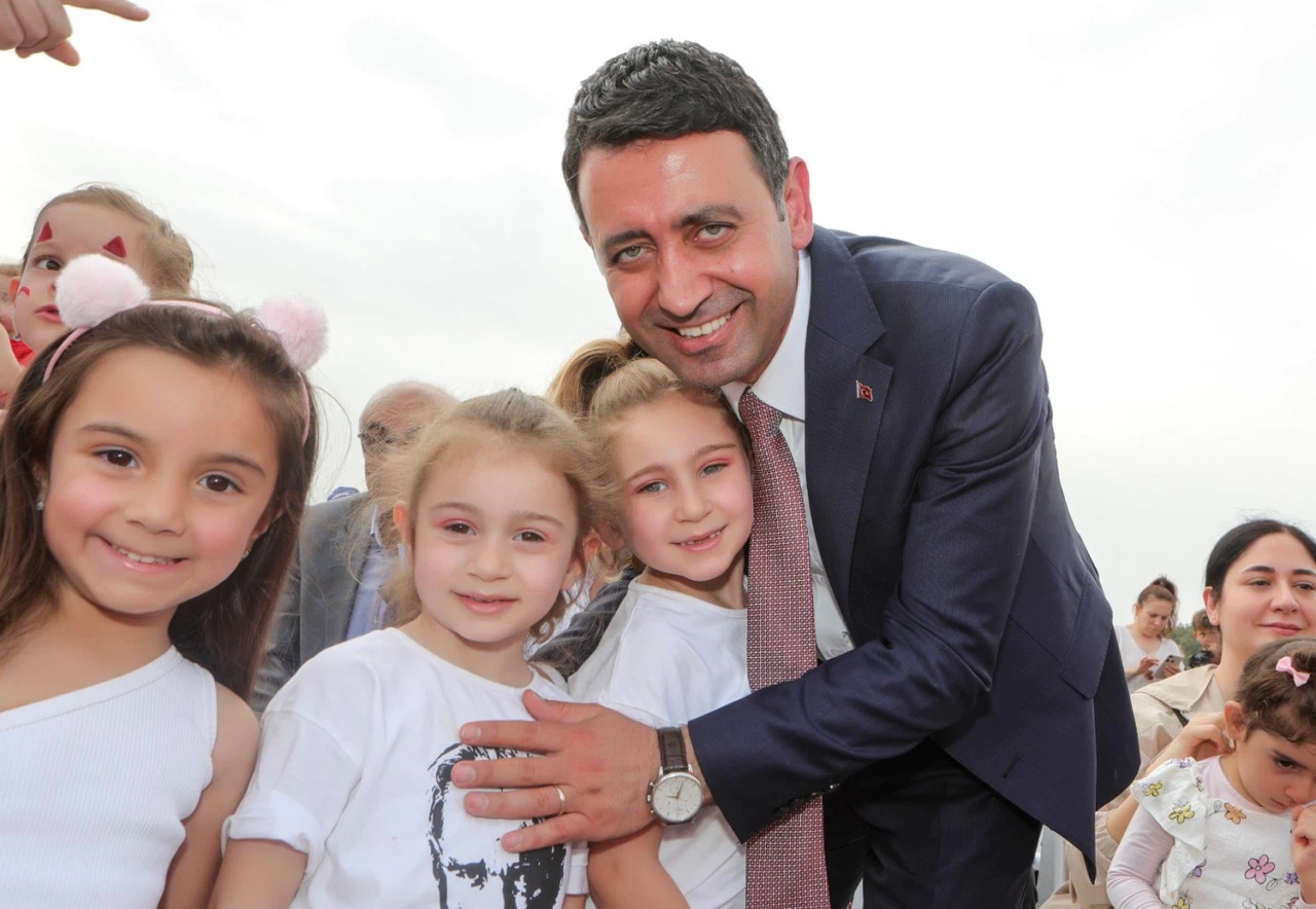 Başkan İrfan Önal: “23 Nisan’ı Bayraklı’da Unutulmaz Bir Bayrama Dönüştürüyoruz”