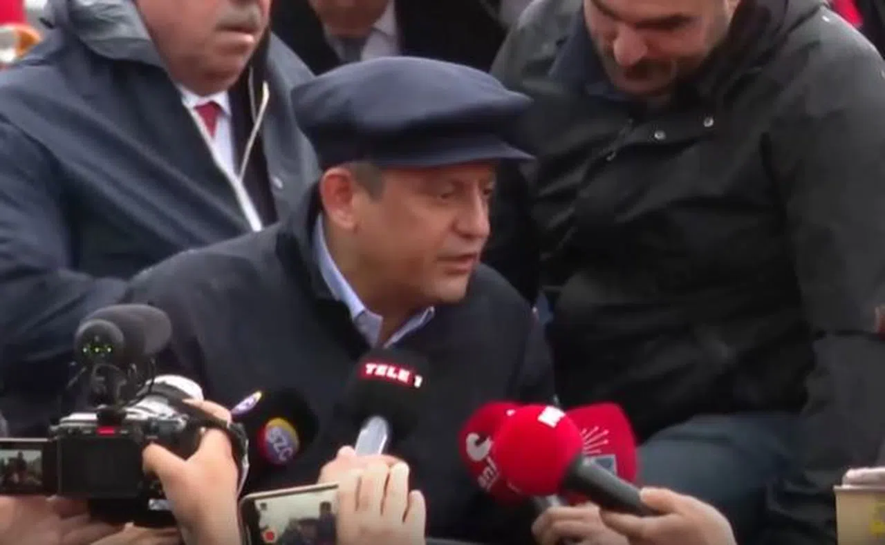 Özgür Özel Traktörle Miting Alanına Gitti