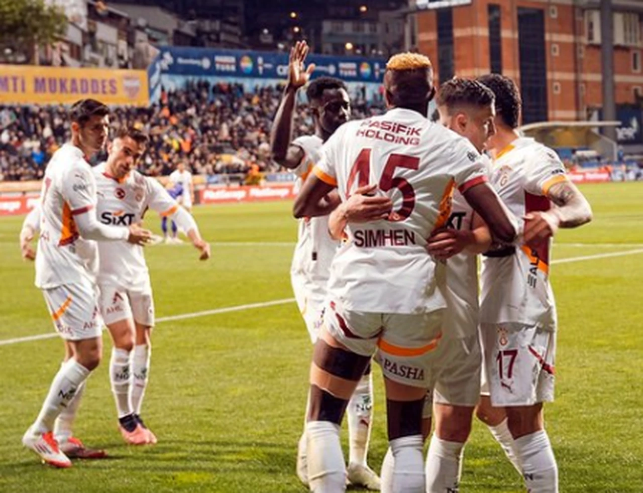 Eyüpspor'u 5-1 yenen Galatasaray, Fenerbahçe ile puan farkını 5'e çıkardı
