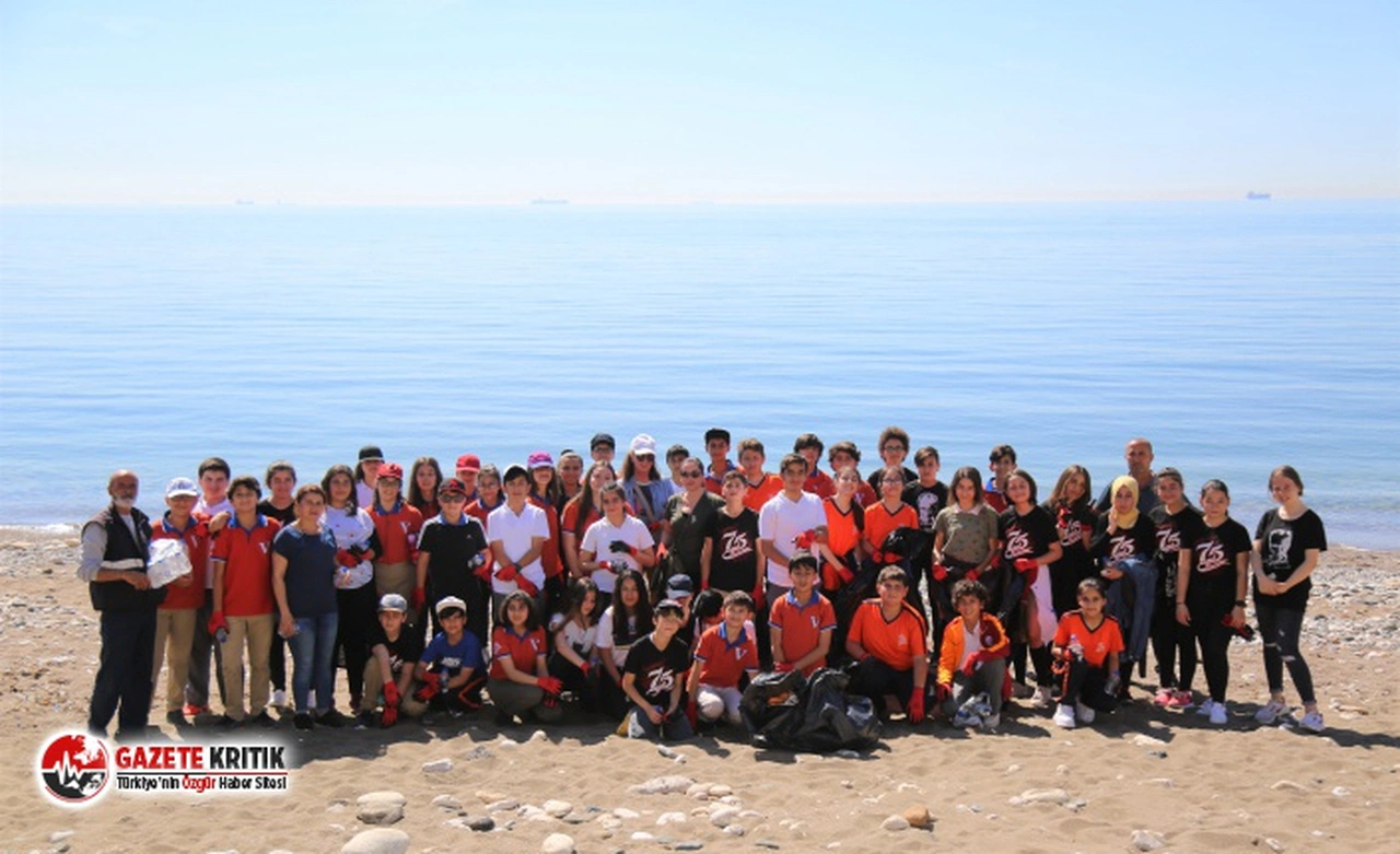 Mezitlili gençler sahili temizledi