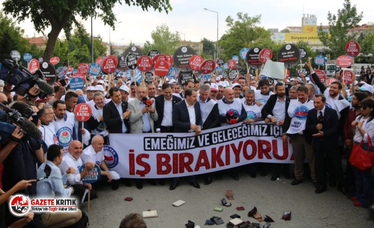 Memur-Sen'den bakanlık önünde boş cüzdan eylemi