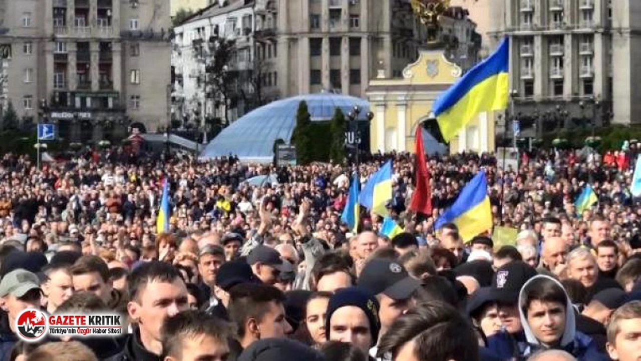 Ukrayna’da on binler Zelenski’yi protesto etti