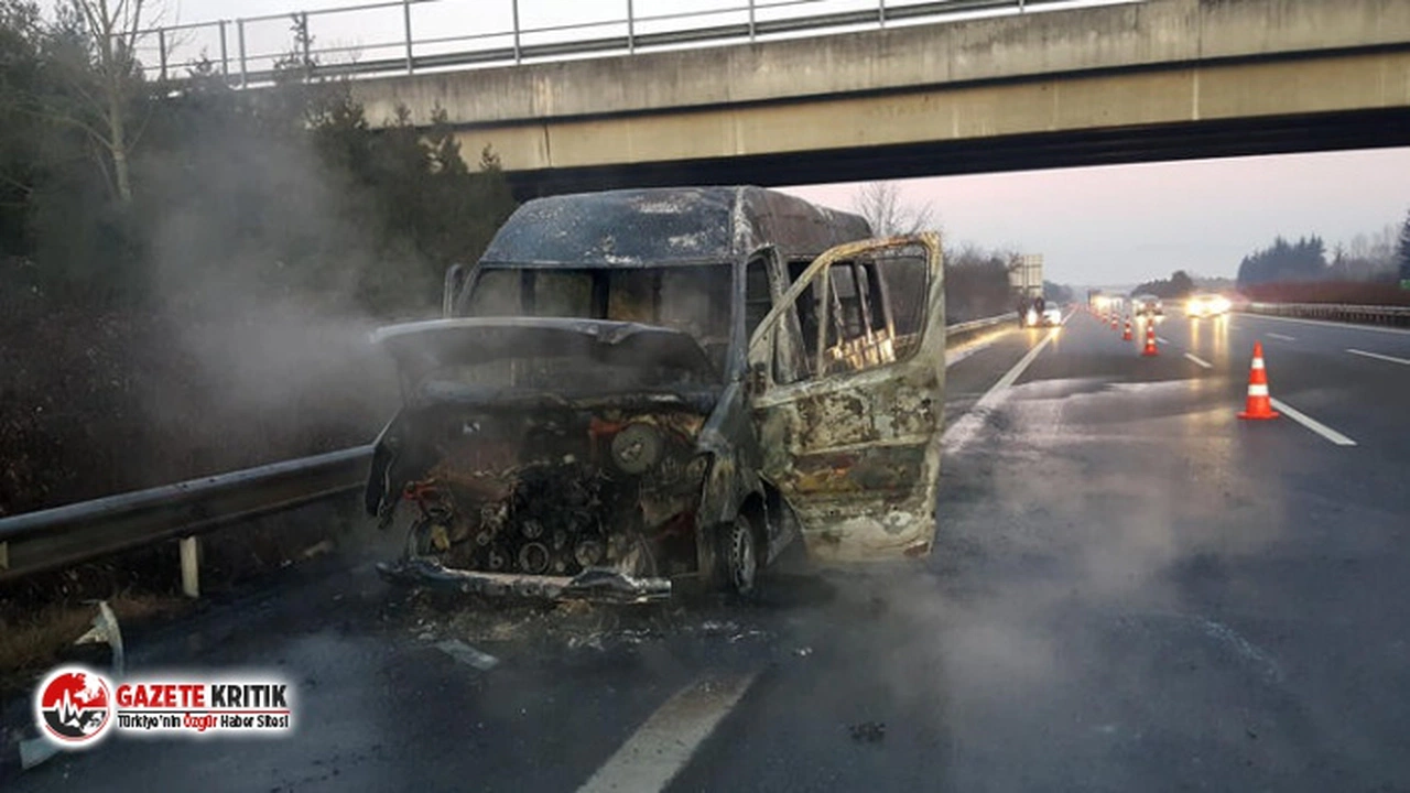 Düğüne gitmek üzere yolcu taşıyan minibüs  alev alıp yandı
