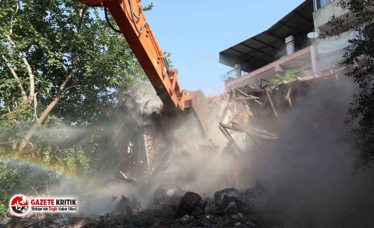 Bayraklı'da metruk binalar yıkılıyor