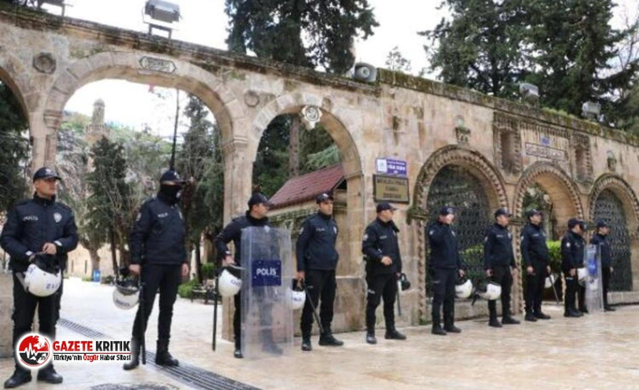 KORONAVİRÜS UYARILARINA RAĞMEN CAMİ KAPISINI ZORLADILAR!