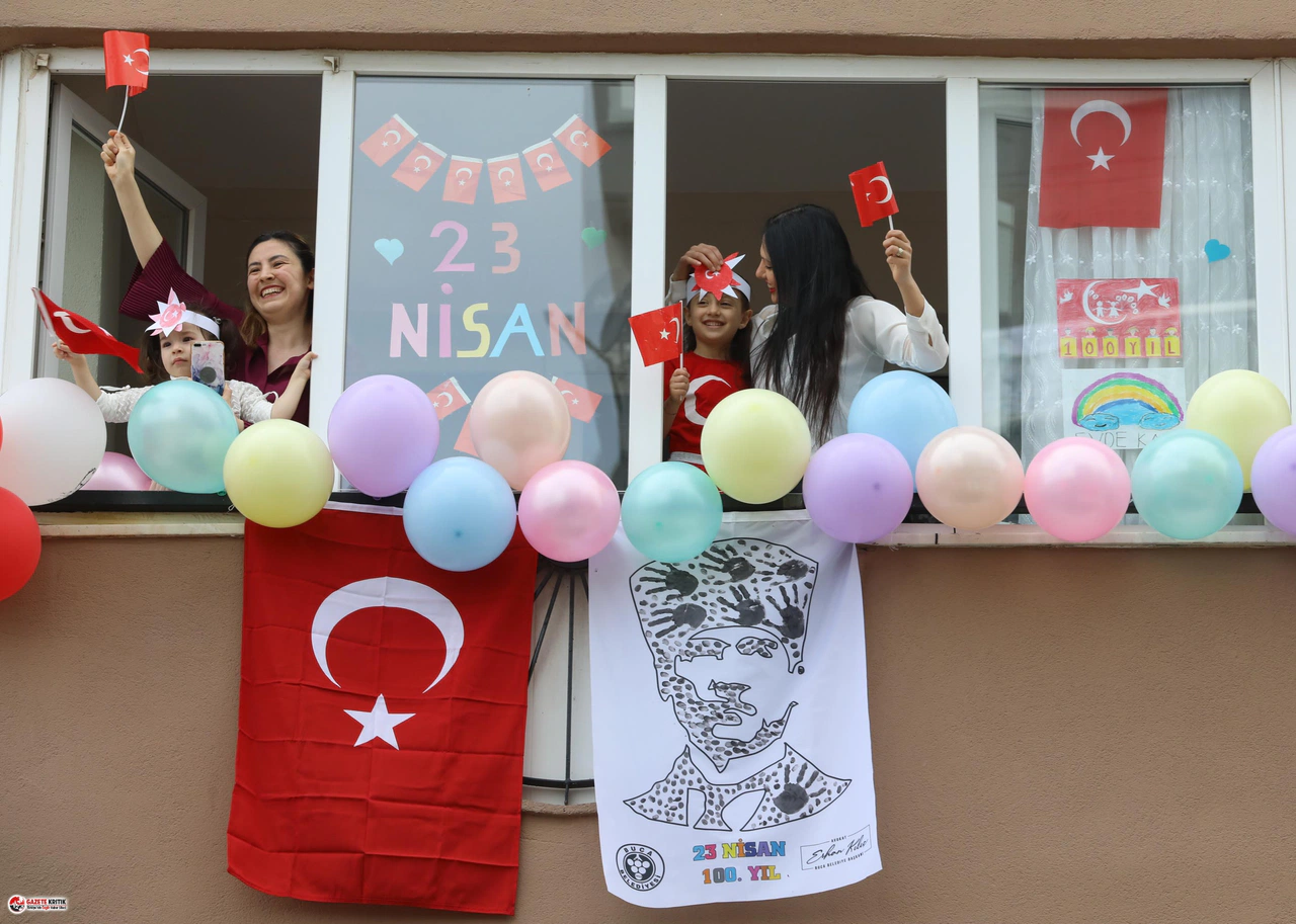 Pırlantaların minik elleriyle hazırladığı Atatürk bayrakları balkonları süsledi