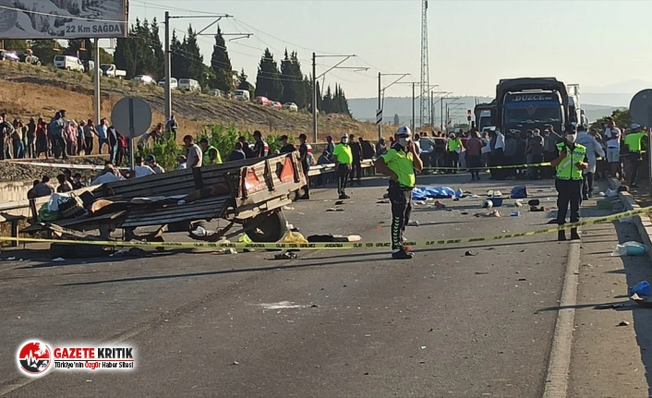 Manisa'da panelvan traktöre çarptı : 2 ölü, 11 yaralı