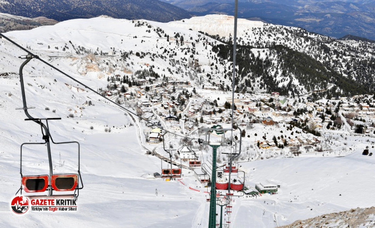 Saklıkent’te 7’den 70’e kar sevinci