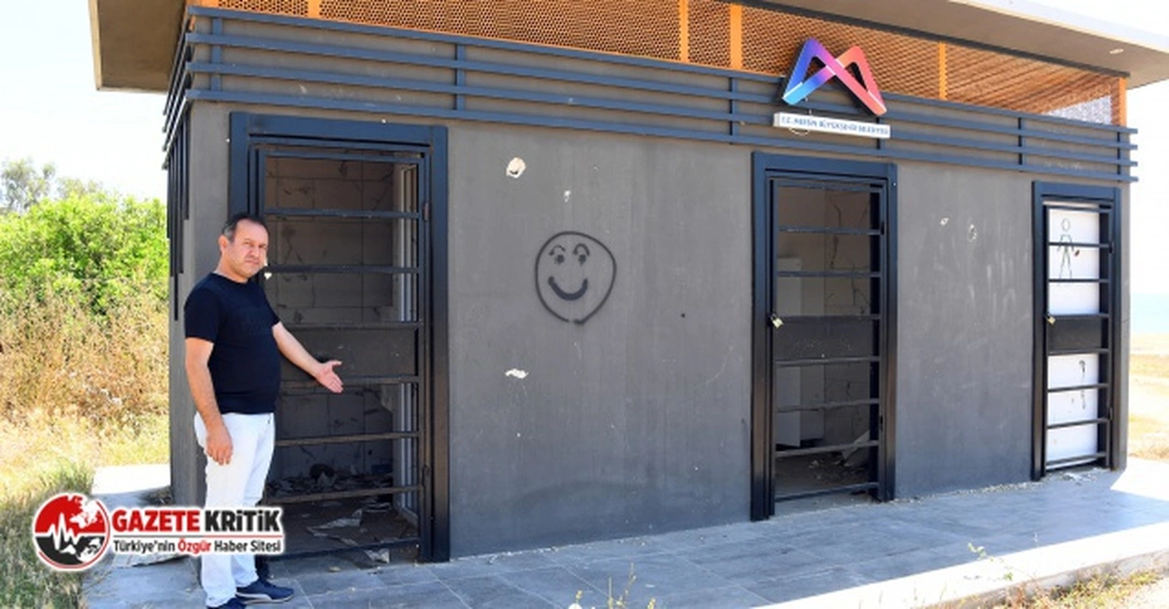 Sahilde vatandaşların kullandığı Mersin Büyükşehir'in tesisleri yine tahrip edildi