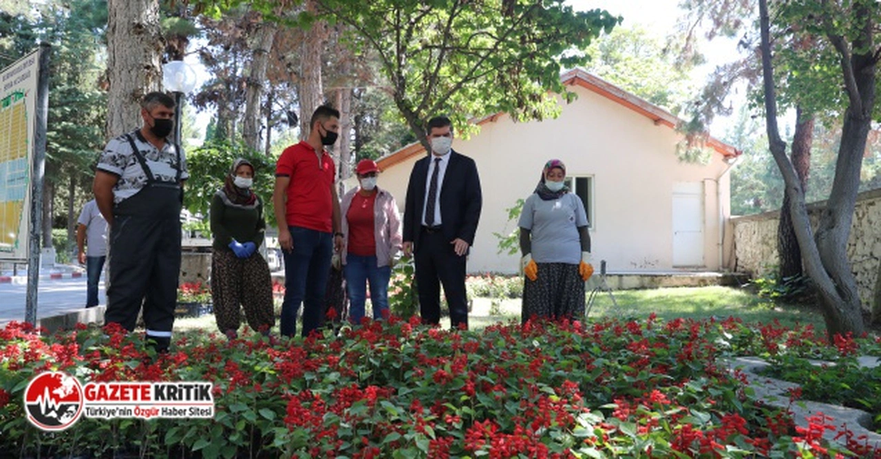 Burdur Belediyesi 120 bin çiçeği ücretsiz dağıttı