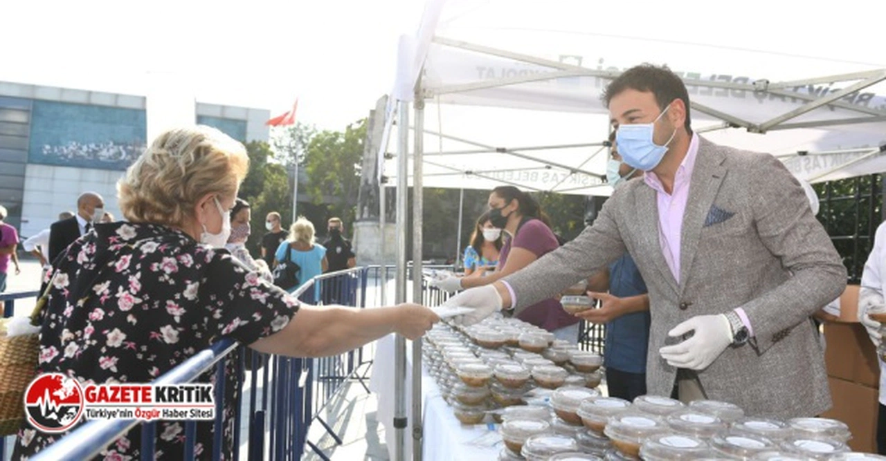 Başkan Rıza Akpolat Komşularına Aşure İkram Etti