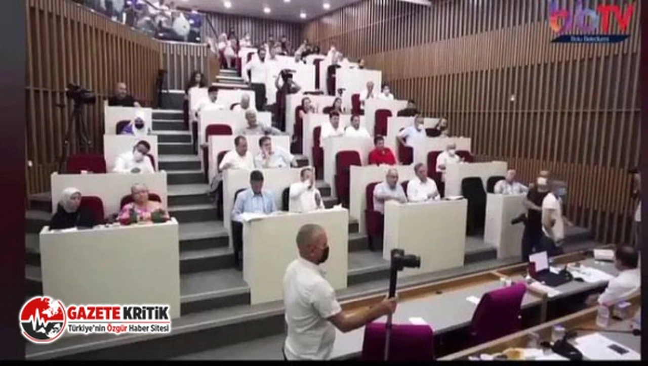 CHP’li Başkan Meclis’te AKP sıralarına çay fırlattı