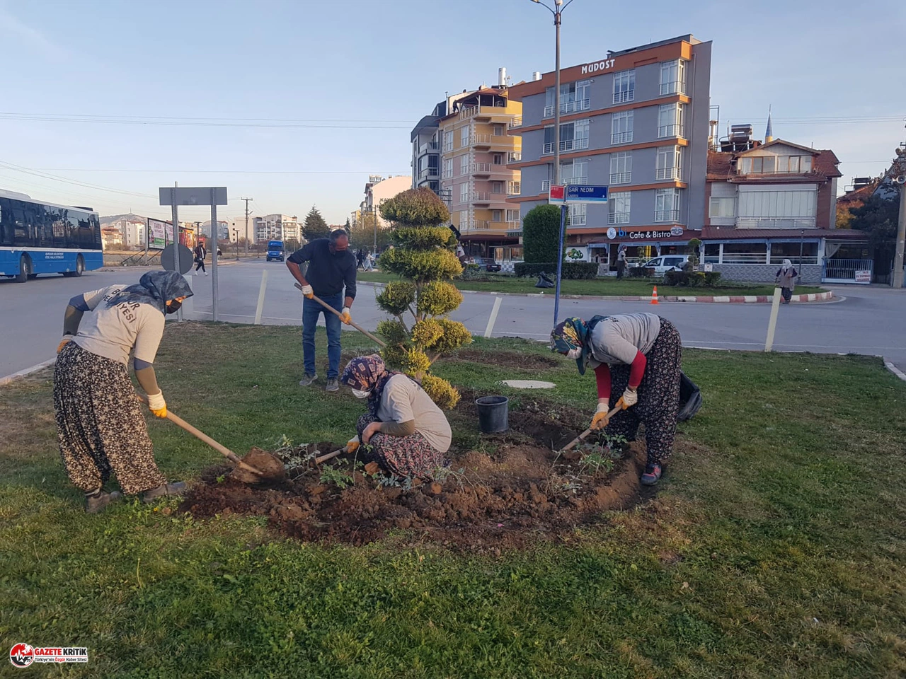 Burdur Belediyesi: Mevsimlik çiçek dikimi başladı