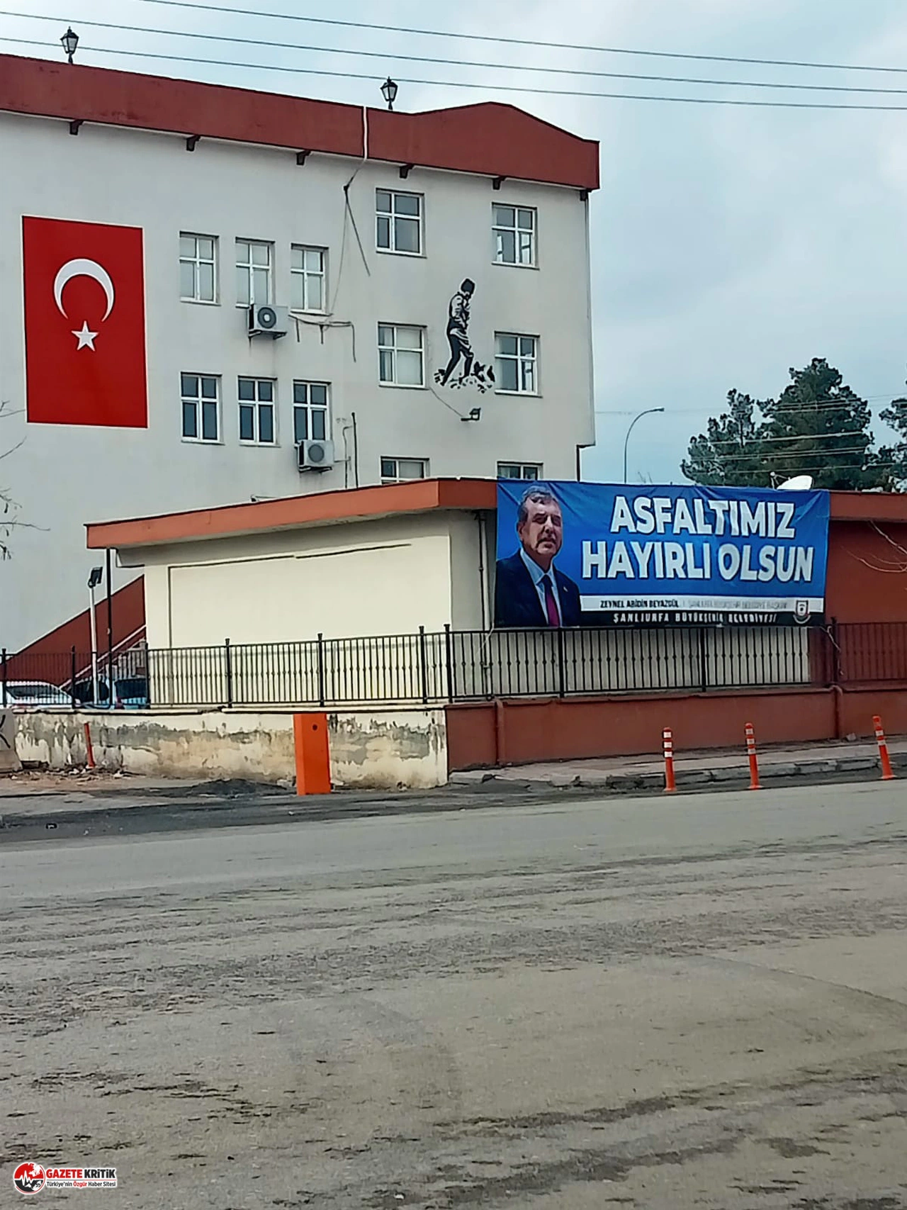 AKP’Lİ BAŞKANIN PANKARTINI, MİLLİ EĞİTİM’E ASTILAR!