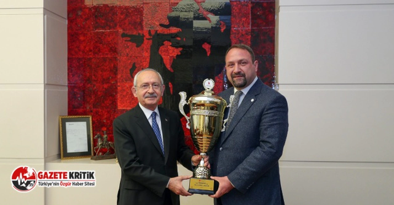 Gümrükçü En Büyük Kupayı Kılıçdaroğlu’na Götürdü