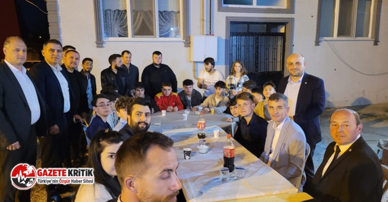 İYİ Parti Genel Başkan Yardımcısı Ümit Dikbayır, gençler ile iftar yaptı