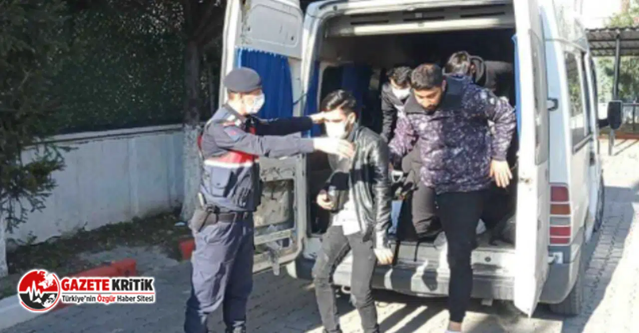 İZMİR'DE KONTROL İÇİN DURDURULAN MİNİBÜSTEN 28 AFGAN GÖÇMEN ÇIKTI