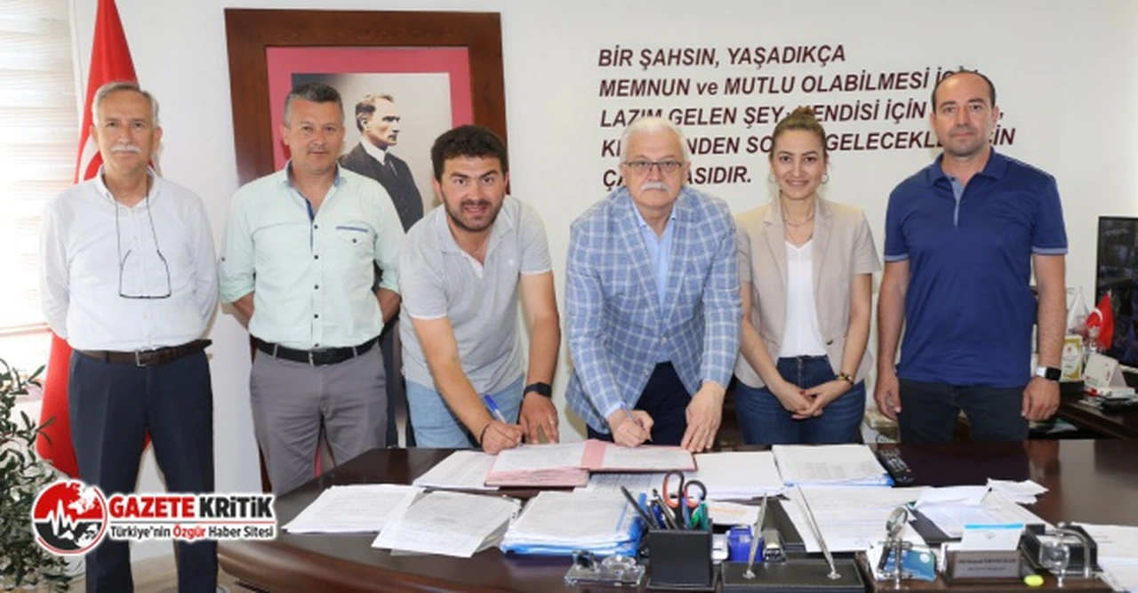 BURHANİYE BELEDİYE BAŞKANI ALİ KEMAL DEVECİLER MEMURUNUN YANINDA: YEMEK YARDIMI SÖZLEŞMESİNİ İMZALADI