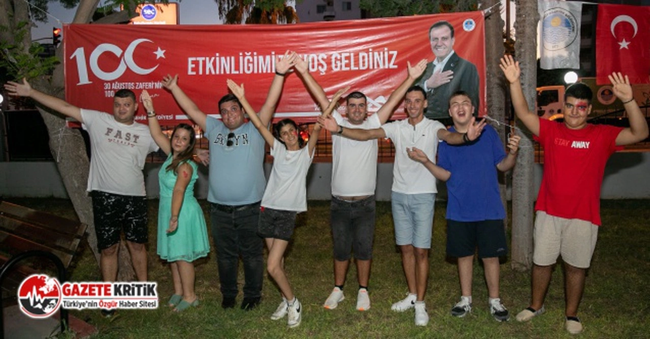 SEVGİYLE ENGELLERİN AŞILDIĞI PARKTA ZAFER BAYRAMI COŞKUSU